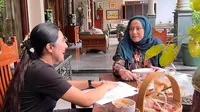 5 Potret Teras Semi Terbuka Rumah Camelia Malik, Bernuansa Klasik dan Tropis
