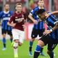 Striker Inter Milan, Lautaro Martinez, berusaha melewati bek AC Milan, Mateo Musacchio, pada laga Serie A di Stadion San Siro, Milan, Sabtu (21/9). Milan kalah 0-2 dari Inter. (AFP/Miguel Medina)