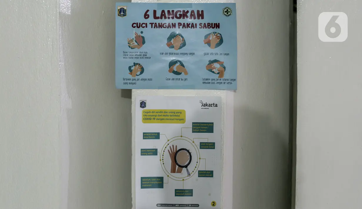 Anjuran cuci tangan untuk menyambut kenormalan baru terpasang di Gereja Protestan Indonesia Bagian Barat (GPIB) Effatha, Jakarta, Sabtu (4/7/2020). GPIB Effatha menerapkan protokol kesehatan seiring kembali dibukanya gereja tersebut untuk ibadah di tengah pandemi COVID-19. (Liputan6.com/Johan Tallo)