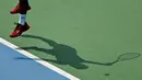 Siluet dari petenis Indonesia, M. Rifqy Fitriadi, saat berusaha mengembalikan bola saat melawan petenis Selandia Baru, Ajeet Rai, pada laga Piala Davis 2019 Grup II Zona Asia/Oceania di Stadion Tenis GBK, Jakarta, Sabtu (14/9). Rifqi kalah 6-7, 3-6 dari Ajeet. (Bola.com/Peksi Cahyo)