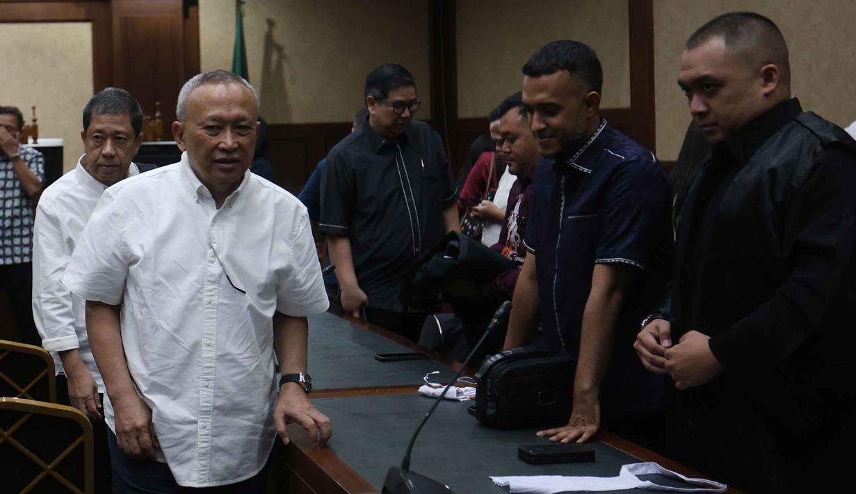 Vice President Supply dan Distribusi Kantor Pusat PT Pertamina periode 2011-2015, Alfian Nasution (kiri), bersama Direktur Pemasaran dan Niaga PT Pertamina tahun 2014, Hanung Budya Yuktyanta usai mengikuti sidang pembacaan putusan di Pengadilan Tindak Pidana Korupsi (Tipikor) Jakarta, Selasa (12/5/2026). Majelis Hakim Pengadilan Tindak Pidana Korupsi (Tipikor) pada Pengadilan Negeri Jakarta Pusat menjatuhkan vonis kepada dua mantan petinggi PT Pertamina, Alfian Nasution dan Hanung Budya Yuktyanta. (Kapanlagi.com/Budy Susanto)
