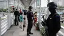 Dua anggota Brimob bersenjata lengkap berjaga di JPO kawasan Bunderan HI, Jakarta, Jumat (11/5). Penjagaan tersebut dilakukan untuk antisipasi kegiatan Aksi 115 Pembebasan Baitul Maqdis yang berpusat di Monas. (Liputan6.com/Faizal Fanani)