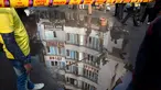 Refleksi Hotel Arpit Palace setelah kebakaran terlihat dari genangan air di Distrik Karol Bagh, New Delhi, Selasa (12/2). Setidaknya 17 orang tewasa dalam kebakaran hotel yang terletak di kawasan padat New Delhi. (AP Photo/Manish Swarup)