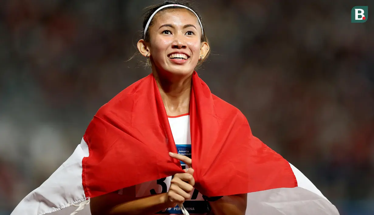 Pelari Indonesia, Emilia Nova, melakukan selebrasi usai berlaga pada nomor 100 meter lari gawang Asian Games di SUGBK, Jakarta, Minggu (26/8/2018). Emilia Nova menyabet medali perak setelah membukukan waktu 13,33 detik. (Bola.com/Peksi Cahyo)