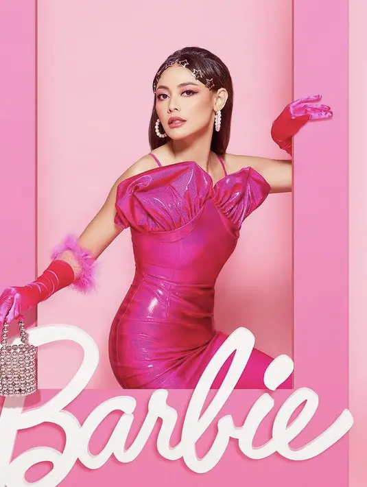 Riasan serba pink dari eyeshadow dan lipstik pun diaplikasikan oleh MUA Lorita Young. Dengan rambut panjang belah dua, hair stylist  Reval pun menambahkan hair clip bintangnya serasi dengan anting-anting hoopnya. @dickyphotographie