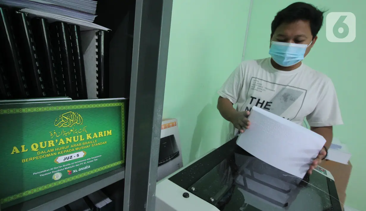 Petugas menyelesaikan pembuatan Alquran braille di Yayasan Raudlatul Makfufin (Taman Tunanetra) Buaran, Kota Tangerang Selatan, Jumat (23/4/2021). Dalam kesehariannya, yayasan tersebut dapat memproduksi 5 Alquran braille dengan penyebaran hingga ke luar negeri. (Liputan6.com/Angga Yuniar)