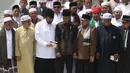 Presiden Joko Widodo (Jokowi) didampingi Ketum NasDem Surya Paloh saat menerima sejumlah ulama dan tokoh masyarakat dari Provinsi Aceh di Istana Negara, Jakarta, Selasa (5/3). (Liputan6.com/Angga Yuniar)