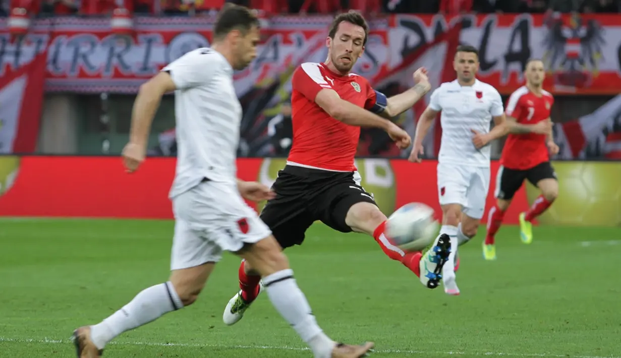 Bek sayap Timnas Austria, Christian Fuchs (kanan), mencoba menghadang laju bola dari pemain Albania pada laga uji coba di Stadion Ernst Happel, Wina, Minggu (27/3/2016) dini hari WIB. (Bola.com/Reza Khomaini)