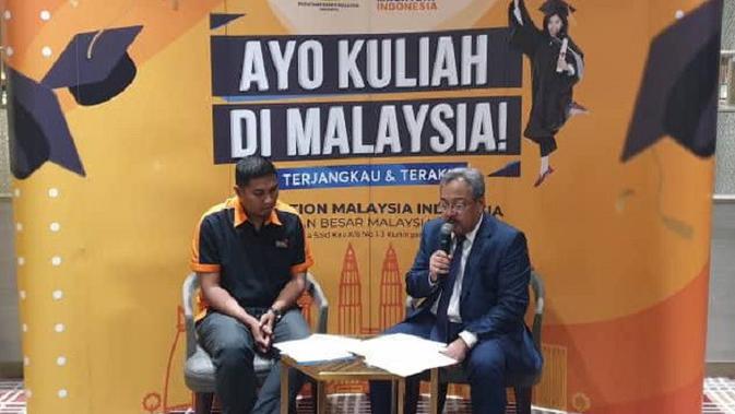 Duta Besar Malaysia untuk Indonesia, Zainal Abidin Bakar (kanan berjas) dalam konferensi pers pameran