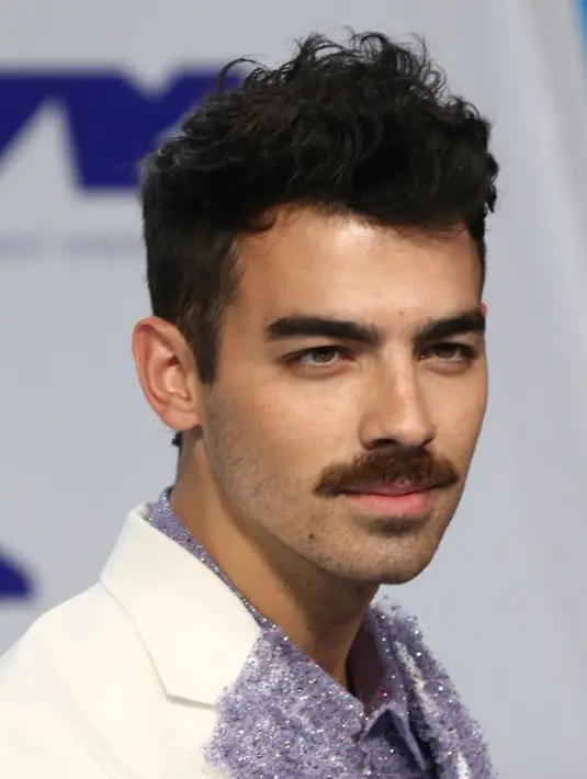 Foto yang sama terdapat di akun Instagram milik Joe dan Sophie. Sebuah cincin melingkar di jari Sophie dan di keterangan fotonya menunjukan bahwa mereka sudah resmi  bertunangan. (AFP/Tommaso Boddi)