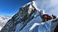 Puncak Everest dipenuhi pendaki, diambil pada 22 Mei 2019 dan dirilis oleh ekspedisi Project Possible Purja. (AFP)