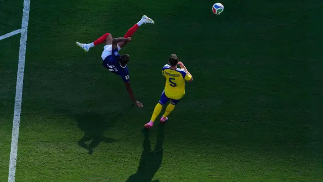 Pemain Prancis Michael Olise (11) melakukan tendangan salto di dekat pemain Swedia Gabriel Gudmundsson (5)