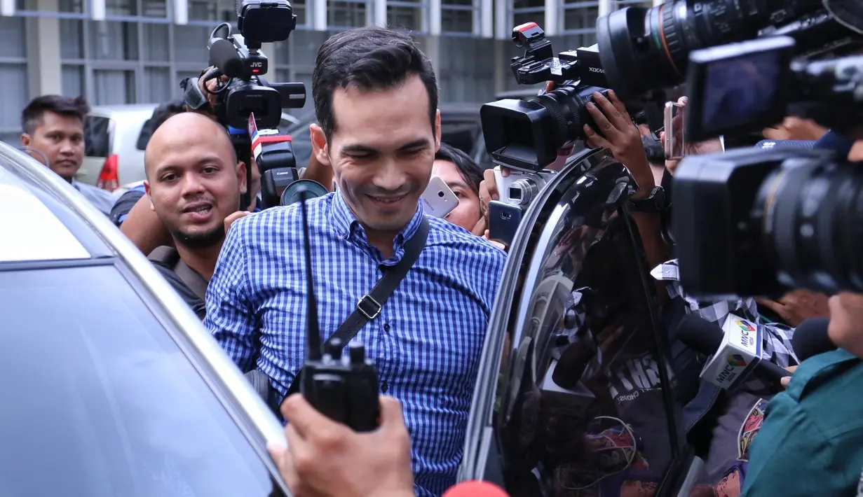 Artis yang biasa di sapa Arik itu, terlihat bercengkrama dengan anak perempuannya yang dipangku. Sementara wanita yang diduga Vonny, tampak mengenakan tas dan duduk di sisi kanan Arik. (Adrian Putra/Bintang.com)