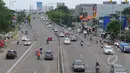 Sejumlah kendaraan melewati Jalan K.H. Abdullah Syafei, Jakarta, Jumat (3/4/2015).  Kondisi jalanan lengang disebabkan libur panjang yang bertepatan libur paskah dan banyaknya masyarakat Jakarta yang berlibur ke luar kota. (Liputan6.com/Herman Zakharia)