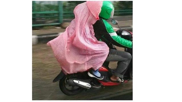 Jas hujan nyeleneh (Sumber: Instagram/dramaojol_id)