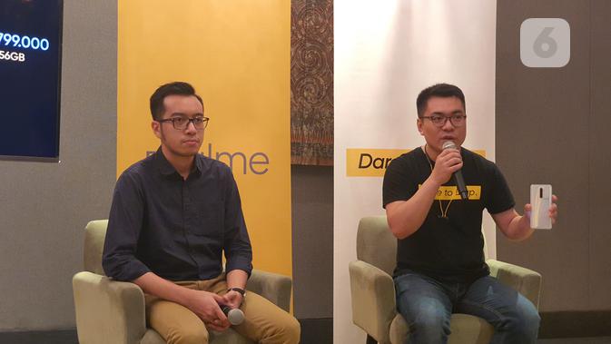 Marketing Analyst IDC Indonesia, Risky Febrian (kiri), bersama dengan Senior Brand Manager Realme Indonesia, Palson Yi, di Jakarta, Jumat (29/11/2019). (Liputan6.com/ Agustin Setyo W)