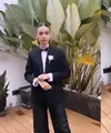 Biasa jadi bridesmaid, kali ini Yuki Kayo justru tampil maskulin saat didapuk menjadi groomsmen. Ia pun tampil serba hitam. @yukikt
