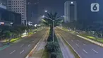 Suasana lengang kawasan Sudirman, Jakarta, Rabu (12/5/2021) malam. Polda Metro Jaya memberlakukan crowd free night untuk mencegah kerumunan takbir keliling di malam Idul Fitri 1442 yang berlaku mulai pukul 22:00 malam ini. (Liputan6.com/Herman Zakharia)