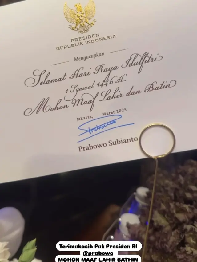 Melihat Isi Hampers dari Presiden Prabowo. [@mulanjameela1]