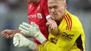 Alhasil, Manchester United malah kebobolan dua gol pada babak pertama. Elliot Lee (menit ke-29) dan Aaron Hayden (menit ke-36) yang menjebol gawang Manchester United. (Sean M. Haffey/Getty Images/AFP)