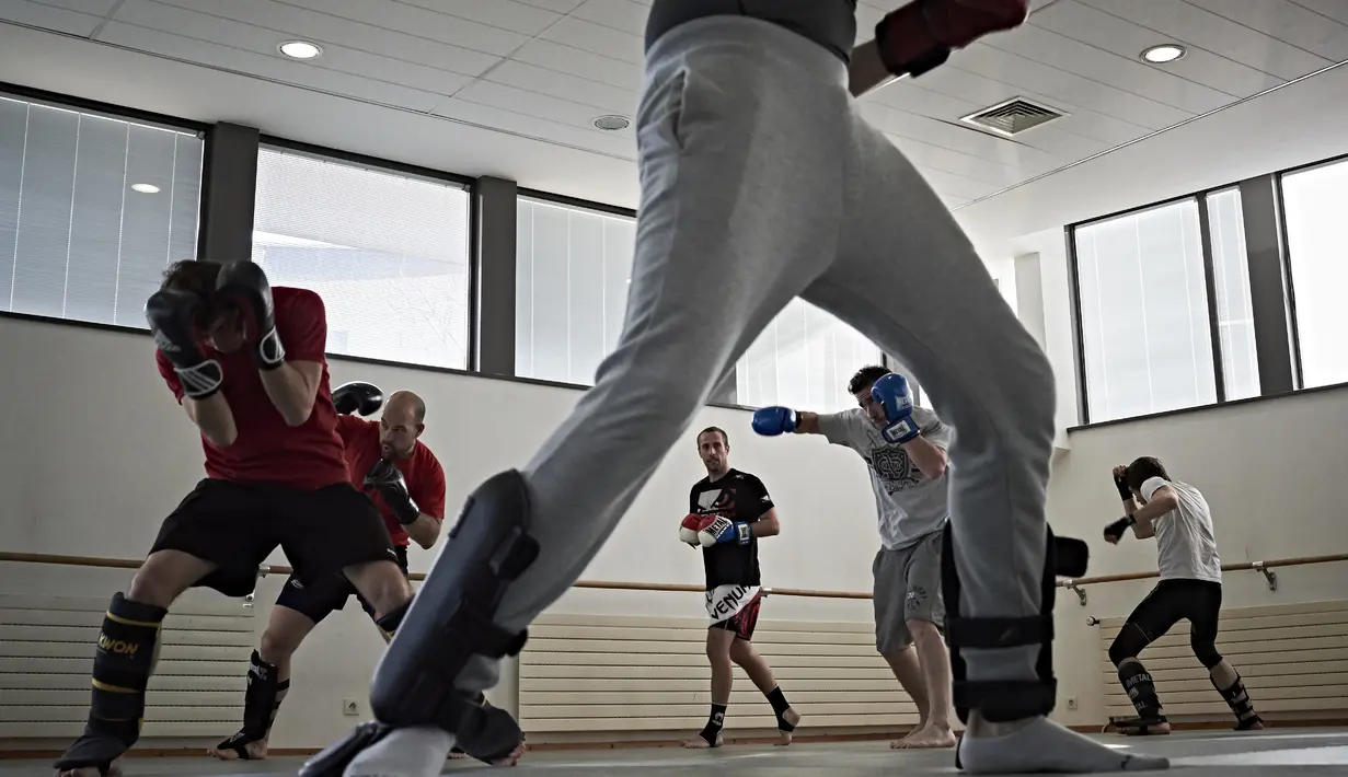 Siswa Ecole Normale Supérieur (ENS) berlatih tarung bebas atau MMA (Military Mixed Martial Arts) di Gymnasium ENS, Lyon, Prancis, (10/3/2016). (AFP/Jean-Philippe Ksiazek)