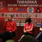 Pihak sponsor memberikan keterangan saat press conference Torabika Soccer Championship di Main Hall SCTV, Jakarta, Rabu (21/12). Hasil klasmen akhir menentukan kesebelasan Persipura Jayapura keluar sebagai juara. (Liputan6.com/Gempur M. Surya)