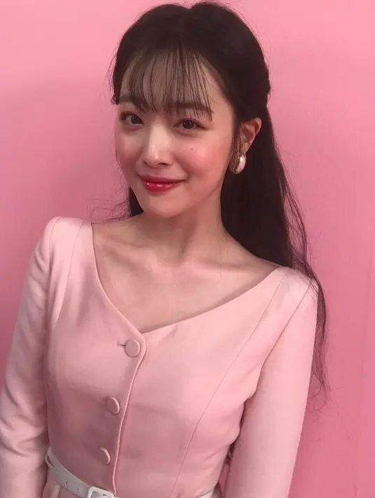 <p>Dear Jinri adalah film dokumenter berdurasi panjang yang menyampaikan berbagai kekhawatiran dan pemikiran sehari-hari yang dirasakan Sulli serta Choi Jinri (nama asli Sulli) yang berusia 25 tahun dalam bentuk wawancara. (Foto: Instagram Sulli/ jelly_jilli)</p>