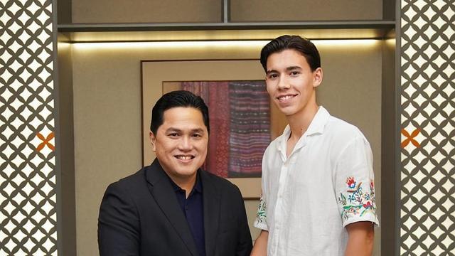 Dion Markx salaman dengan Erick Thohir