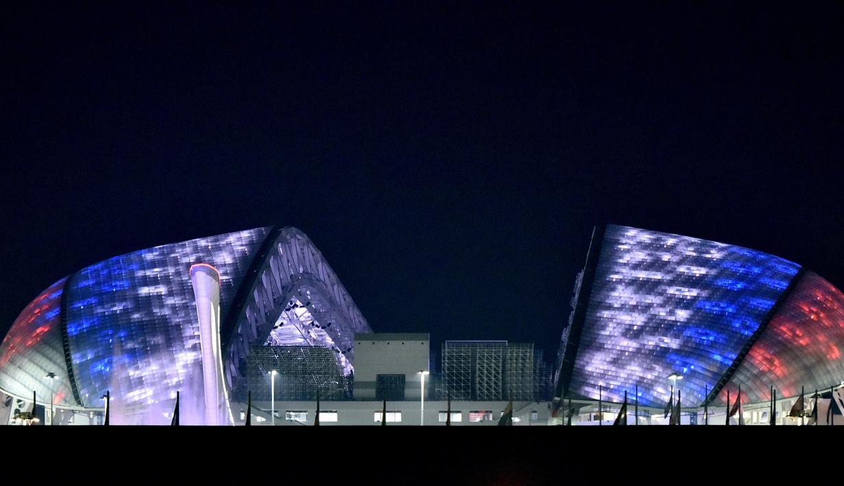 Suasana Stadion Fisht Olympic Stadium saat malam dengan lampu warna-warni di Sochi, Rusia, (26/6/2017). Stadion tersebut akan menjadi saksi laga pertama Portugal melawan Spanyol. (AP/Martin Meissner, File)