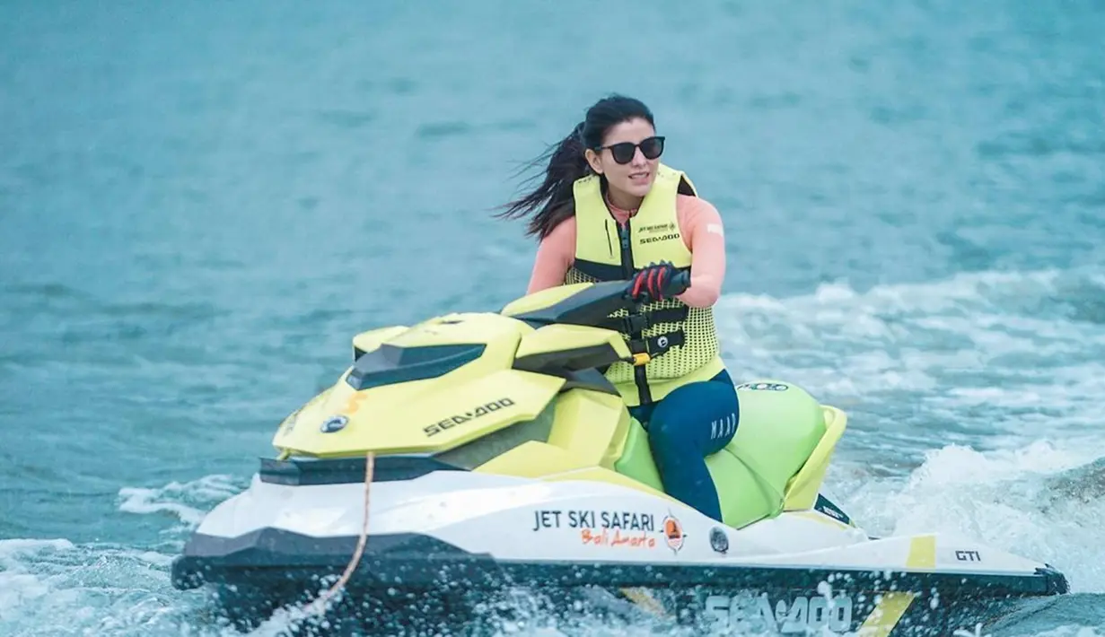 Selain di udara, dalam beberapa kali pengelamannya travelling, ia banyak mencoba berbagai olahraga air seperti mengendarai jetski. Dalam beberapa kali travellingnya ini ia kerap mengunggah potret keseruannya tersebut dalam media sosial Instagram. (Liputan6.com/IG/@medinadinaaa)