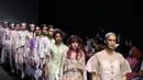 Nadya Hutalagung, Ponysmakeup, dan Zsa Zsa Utari sukses gebrak panggung Dubai Fashion Week 2025. Ketiganya jadi muse untuk peragakan busana dari desainer lokal, Toton [@totohthelabel]