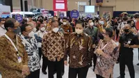 Menko Airlangga mengunjungi salah satu booth peserta GIIAS 2021. (Arief / Liputan6.com)
