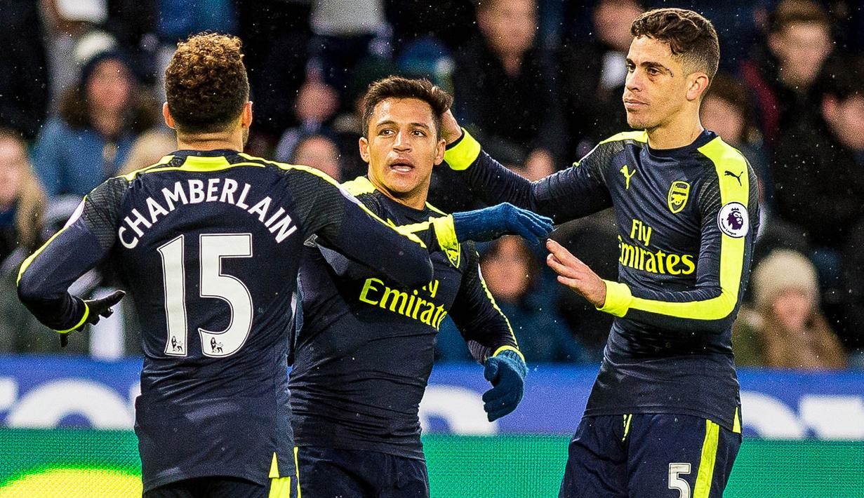 Para pemain Arsenal merayakan gol yang dicetak Alexis Sanchez ke gawang Swansea. Gol-gol The Gunners diciptakan oleh Olivier Giroud, Alexis Sanchez dan dua buah gol bunuh diri. (EPA/Aled Llywelyn)