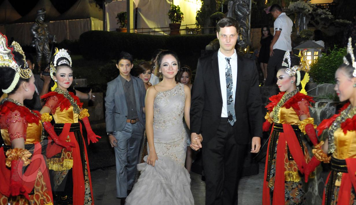 Nadia Vega bersama dengan tunangannya Sultan Yaar Jorik Jacob Dozy di Kebun Raya Bogor, Jawa Barat, Sabtu (6/6/2015). Acara lamaran Nadia Vega memakai adat Sunda dengan konsep garden party. (Liputan6.com/Panji Diksana)