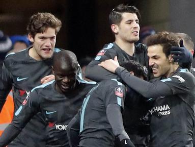 Para pemain Chelsea merayakan gol yang dicetak oleh Pedro ke gawang Leicester City pada laga perempat final Piala FA di Stadion King Power, Minggu (18/3/2018). Leicester City takluk 1-2 dari Chelsea. (AP/Frank Augstein)