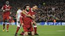 Gelandang Liverpool, Trent Alexander-Arnold, merayakan gol yang dicetak Mohamed Salah ke gawang Spartak Moskow pada laga Liga Champions di Stadion Anfield, Liverpool, Rabu (6/12/2017). Liverpool menang 7-0 atas Spartak. (AP/Rui Vieira)