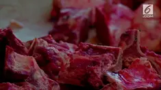 Kondisi ekonomi yang terpuruk membuat rakyat Venezuela terpaksa membeli daging busuk untuk mendapatkan protein.