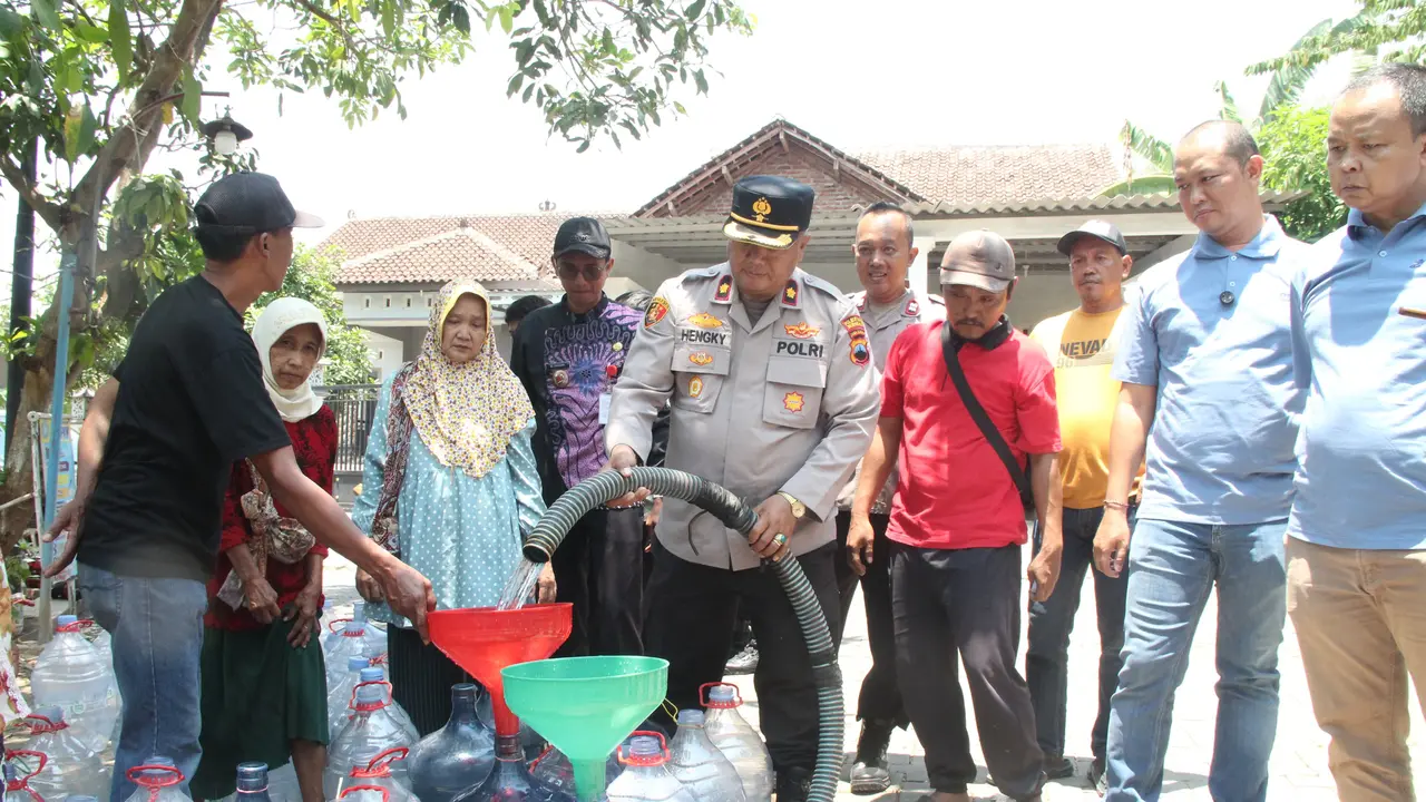 Penyaluran air bersih ke warga terdampak kekeringan di Semarang
