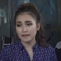 Ayu Ting Ting terus mendukung Zaskia Gotik agar tetap fokus terhadap pekerjaannya, meskipun sedang tertimpa kasus ‘hina lambang negara’. Bahkan, kabarnya Zaskia sampai tidak nafsu makan karena kepikiran. Apakah betul?