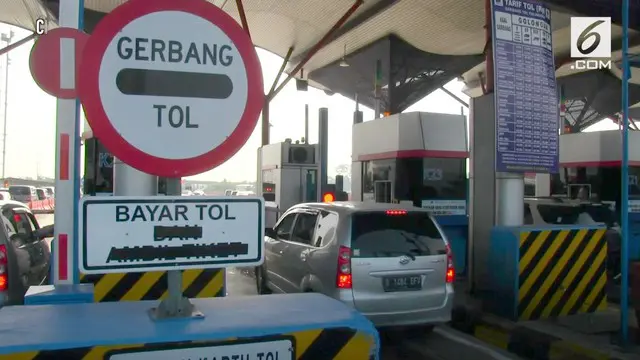 Banyak pengendara yang mengeluhkan lambatnya transaksi e-toll di Tol Palimanan. Hal ini menyebabkan panjangnya antrean di gerbang tol.