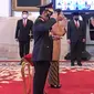 Presiden Joko Widodo (kedua kanan) bersama Wakil Presiden Ma'ruf Amin (kanan) memberikan selamat kepada Kapolri Jenderal Pol Listyo Sigit Prabowo (kiri) seusai upacara pelantikan di Istana Negara, Jakarta, Rabu (27/1/2021). (Krishadiyanto - Biro Pers Setpres)