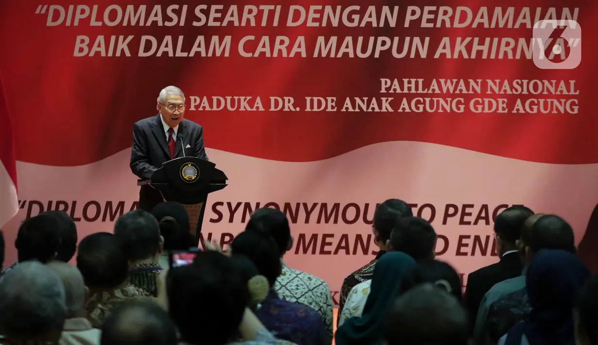 Pembina Yayasan Sekar Manggis Anak Agung Gde Agung menyampaikan sambutan saat penyerahan penghargaan Anugerah Dr Ide Anak Agung Gde Agung kepada Wakil Presiden ke-10 dan ke-12 RI Jusuf Kalla di Kantor Kementerian Luar Negeri, Jakarta, Kamis (23/1/2020). (Liputan6.com/Faizal Fanani)