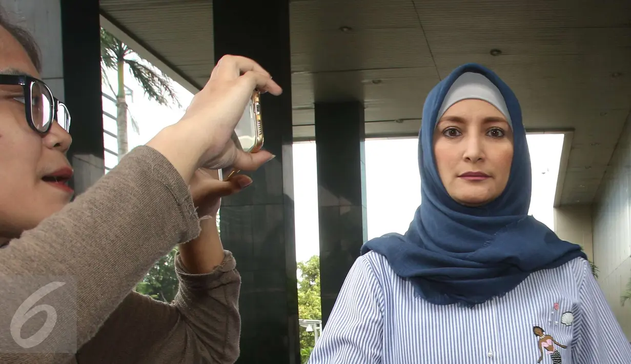 Aktris Inneke Koesherawati bergegas meninggalkan Gedung KPK, Jakarta, Kamis (29/12). Inneke Koesherawati usai meminta izin kepada penyidik KPK untuk menjenguk suaminya, Fahmi Darmawansyah yang ditahan di Rutan Guntur. (Liputan6.com/Helmi Afandi)