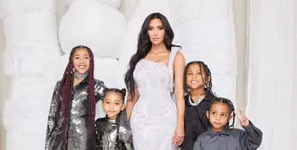 Foto keluarga Kim Kardashian bersama North, Chicago, Saint & Psalm di pesta Natal
[kimkardashian]