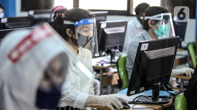 FOTO: Cegah COVID-19, Peserta SBMPTN Pakai Masker hingga Sarung Tangan