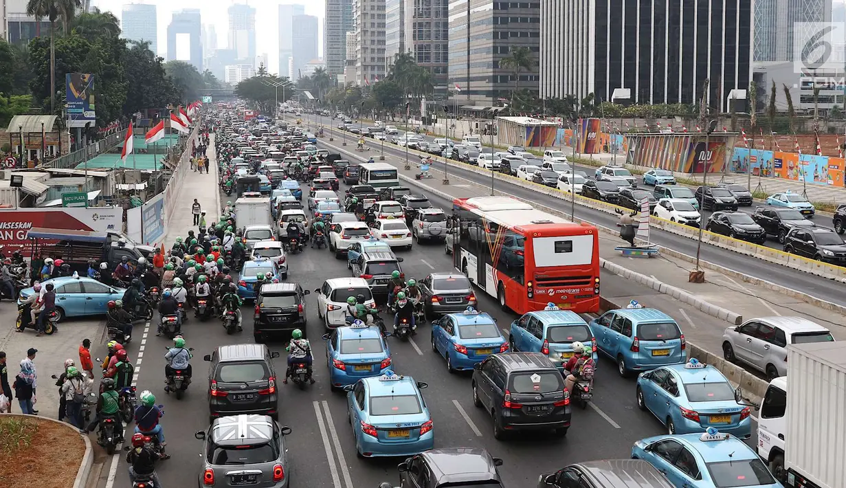 Pemandangan kemacetan kendaraan di Jalan Sudirman, Senayan, Jakarta, Minggu (2/9). Tingginya antusiasme warga yang ingin menonton penutupan Asian Games 2018 menyebabkan kawasan Senayan dipadati kendaraan. (Liputan6.com/Immanuel Antonius)