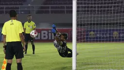 Andritany juga mengamankan tiga tembakan dari lima tendangan pemain PSM yang tidak berbuah gol dari adu penalti. Pengalamannya sebagai kiper tentu telah membuatnya memiliki pengaruh besar untuk keberhasilan Persija. (Foto: Bola.com/Ikhwan Yanuar)