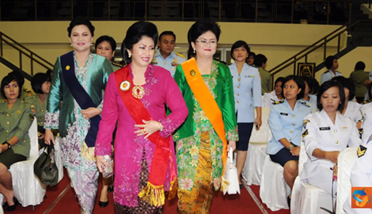 Citizen6, Cilangkap: Panglima TNI Laksamana TNI Agus Suhartono memberikan amanat yang di bacakan Panglima TNI Marsda TNI Bambang Wahyudi pada acara Syukuran Apel Bersama Wanita TNI 2012, Senin (23/4). (Pengirim: Badarudin Bakri)
