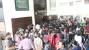 Para awak media menunggu di luar ruang sidang pembacaan vonis dengan terdakwa terorisme, Aman Abdurrahman di PN Jakarta Selatan, Jumat (22/6). Sesuai kesepakatan dengan KPI, persidangan tidak boleh disiarkan secara langsung. (Liputan6.com/Angga Yuniar)