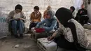 Untuk diketahui, sejak serangan Israel dimulai pada Oktober 2023, sistem pendidikan di Jalur Gaza telah mengalami kehancuran yang hampir menyeluruh. Tampak dalam foto, anak-anak pengungsi Palestina mengikuti belajar mengajar di dalam tenda di Sekolah Mada, kamp pengungsi Jabalia, Jalur Gaza Utara pada 13 April 2026. (Omar AL-QATTAA/AFP)
